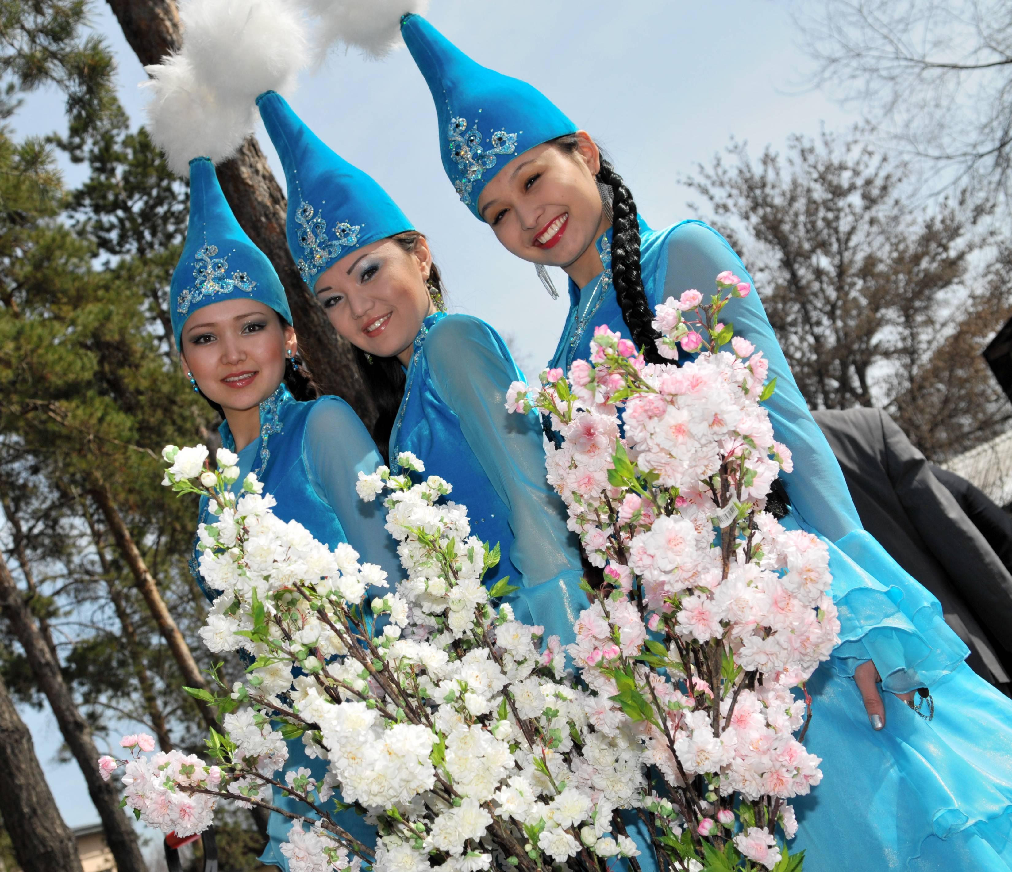 Фото на наурыз. Наурыз мейрамы в Казахстане. Казашка в национальном костюме. Дети казахи в национальных костюмах.