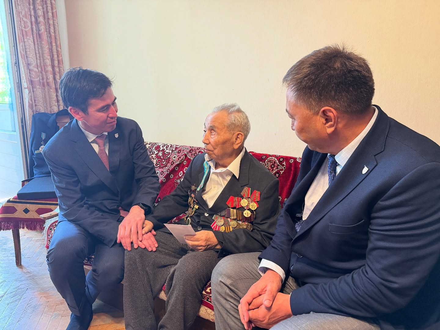 РУКОВОДСТВО УНИВЕРСИТЕТА ПОЗДРАВИЛО ВЕТЕРАНА ЗУЛКАРНАЯ СЕИТОВА С 80-ЛЕТИЕМ ВЕЛИКОЙ ПОБЕДЫ